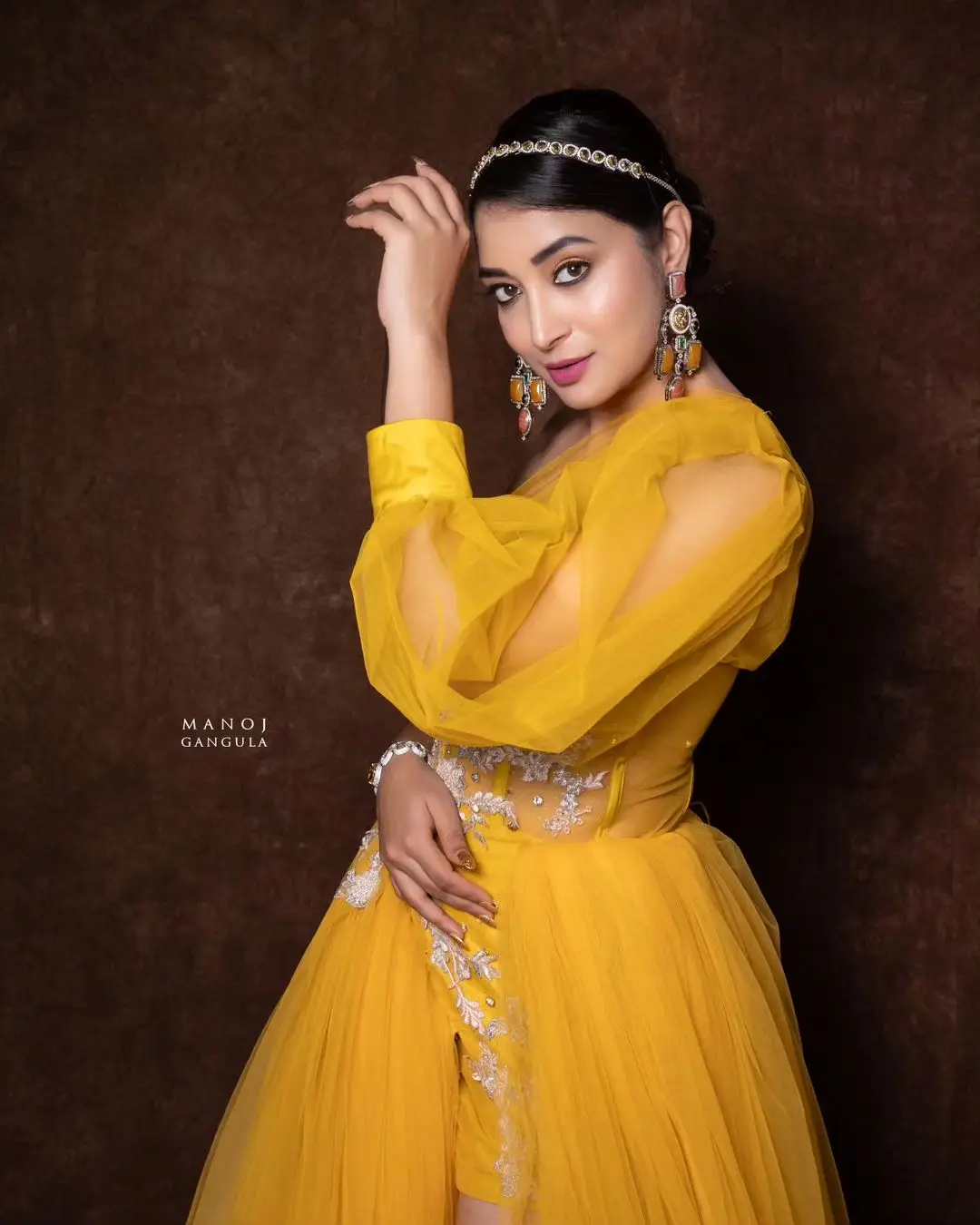 ETV ACTRESS BHANU SRI LONG LEGS SHOW IN YELLOW GOWN